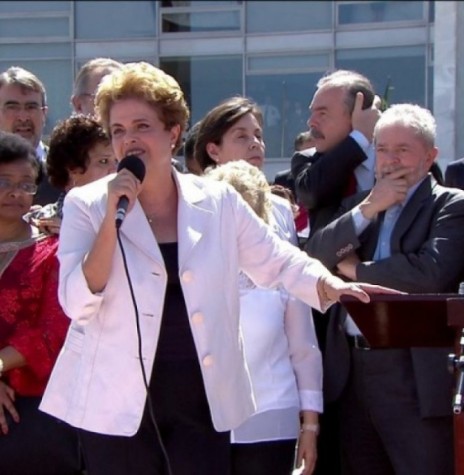 || Presidente Dilma Rousseff discursa a simpatizantes ao pé rampa do Palácio do Planalto, depois de deixar o prédio após a declaração à imprensa, em maio de 2016.
Imagem: Acervo Globo News - FOTO 14 -