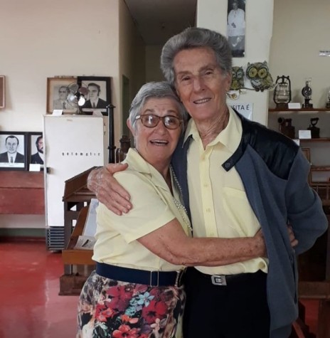 || Casal Rozalina Cecília e Anildo Cemin em visita ao Museu Municipal Padre José Gaertner, na sede distrital rondonense de Porto Mendes, em 2018.
Imagem: Acerco Arquivo pessoal - FOTO 9 - 