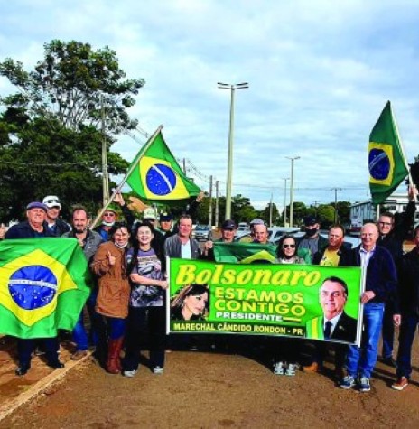 || Grupo de rondonenses em Brasília participando do Movimento Verde e Amarelo do Agro, em maio de 2021.
À direita, segurando a faixa, o presidente do Sindicato Rural Patronal,  Edio Luiz Chapla.
Imagem: Acervo O Presente -  FOTO 23 -
