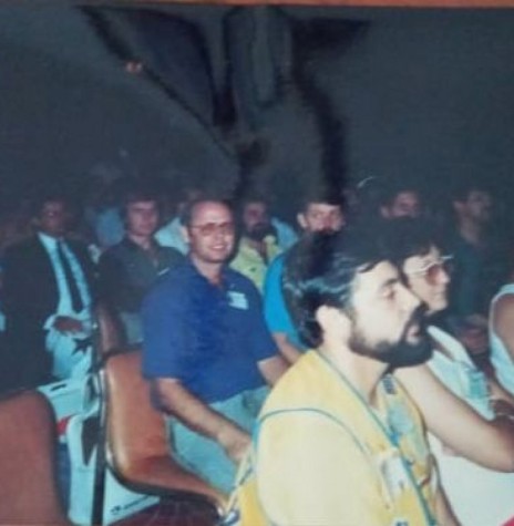 || Juniores rondonenses participando de evento da JCI na República Dominicana, em maio de 1988:  Wiland Schurt (camisa azul), a sua esquerda, Vilson Leites de Oliveira. Ao fundo, Hilário Datsch (camisa escura), à sua esquerda, Vitor Giacobo. 
Imagem: Acervo Wiland Schurt - FOTO  11 - 

