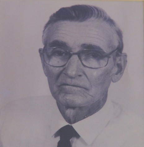 || Pioneiro José Hermeto Kuhn, fundador da vila e depois distrito de São Miguel, Toledo, em maio de 1957.
Imagem: Acervo Município de Toledo - FOTO 2 - 