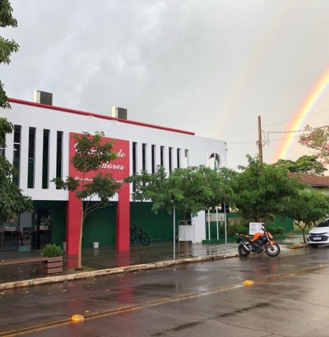 || Formação de arco-iris sobre a cidade de Marechal Cândido Rondon, após a pancada de chuvas, em 02 de maio de 2022.
O prédio em destaque é a Câmara Municipal.
Imagem: Acervo e crédito do rondonense André Arendt - FOTO 11 - 