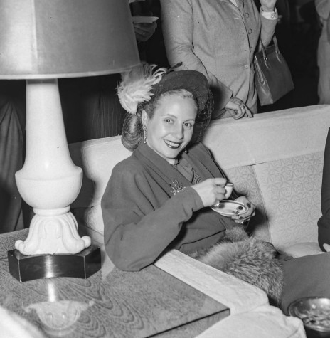 || Evita Perón (Maria Eva Duarte Perón) durante a sua visita ao Brasil em  agosto de 1947.
Imagem: Acervo Arquivo Naciona- FOTO 15 - 
Ref. A Noite. Rio de Janeiro: Ano XXXVII, nº 12.946, ed. 18.8.1947, p. 1 e 2 - Biblioteca Nacional Digital. 