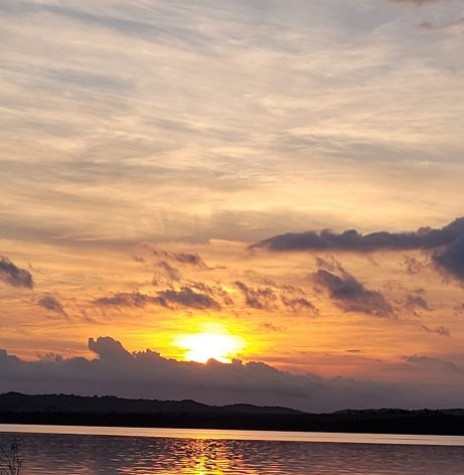 || Pôr-do-sol no município de Marechal Cândido Rondon em 29 de maio de 2023, em imagem clicada pela pioneira rondonense Ilda Bet a partir do Lago de Itaipu, no distrito rondonense de Porto Mendes - FOTO 11 -