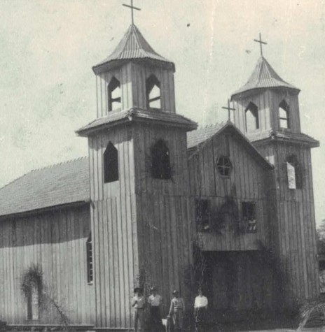 || 1º Igreja Católica da vila de Margarida, às vésperas de sua in auguração em maio de 1954.
Imagem: Acervo Projeto Memória Rondonense - FOTO 1 - 