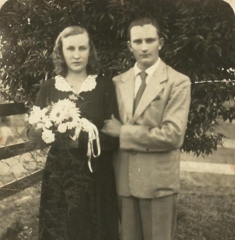 || Úrsula Klein e Erich Krepsky no dia do casamento em Ipira, Santa Catarina. 
O casal foi pioneiro em Marechal Cândido Rondon, em 1953. 
Úrsula, conhecida como Ula, foi a parteira que acompanhou o maior número de partos, atendeu cerca de cinco mil gestantes. 
Imagem: Acervo Marta Krepsky - FOTO 1 - 
