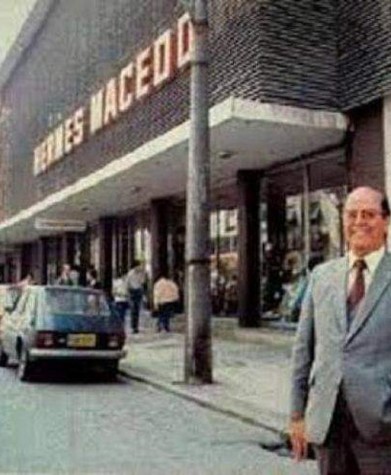 || Empresário Hermes Farias de Macedo posando junto de uma de suas lojas, em Curitiba.
Imagem: Acervo Grupo Antigamente Curitiba/Facebook - FOTO 9 - 