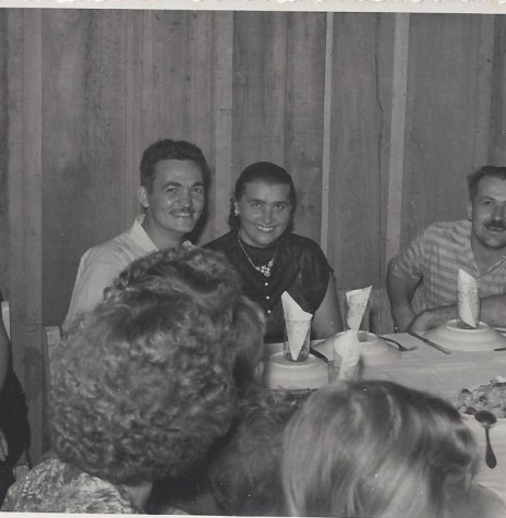 || Casal Joseph e Magdalena Wenzel, ao centro, com amigos, ele que recebeu a naturalização como brasileiro em fevereiro de 1977.
Imagem: Acervo Aldino Scheffel  - FOTO 4 - 