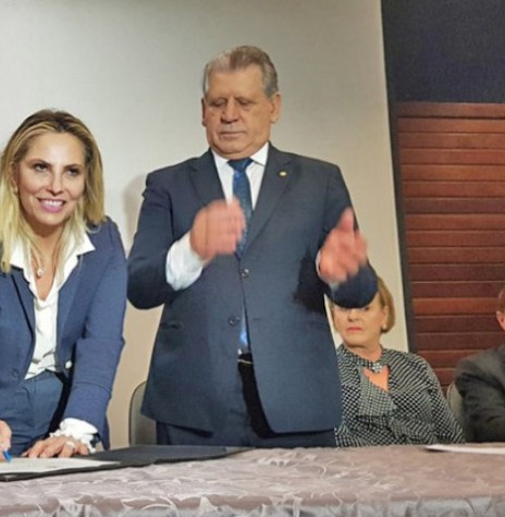 || Governadora Cida Borghetti assinando o termo de posse do deputado federal Dilceu Sperafico como chefe da Casa Civil do Governo do Paraná. 
Imagem: Acervo AEN -  FOTO 40 - 