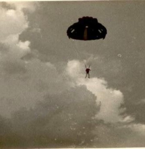 || Primeiro salto de um paraquedista na cidade de Marechal Cândido Rondon, em 1º de maio de 1969. 
Imagem: Acervo Orlando e Rafael Sturm
Crédito: Studio Fotográfico Kaefer - FOTO 9 - 