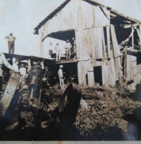 || Pioneiro Willibaldo Hoppe, à esquerda, junto a máquina à vapor  logo após a sua explosão. 
Imagem: Acervo Lore Hoppe - FOTO 13 -
