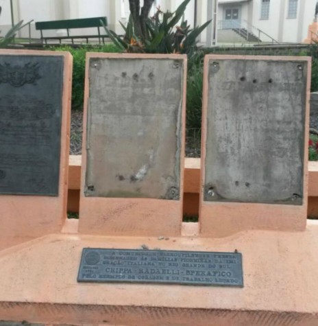 || Monumento em homenagem as três primeiras famílias italianas que imigraram ao Rio Grande do Sul, na localidade de Nova Milano, município de Farroupilha.
 Imagem: Acervo PM - Farroupilha - FOTO 1 - 