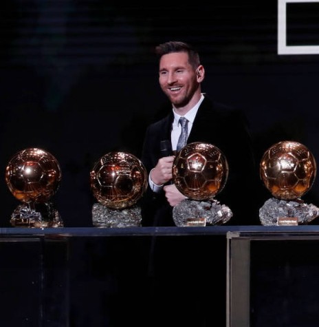 || Jogador Leonel Messi com suas seis Bolas de Ouro, a última conquistada em 2019.
Imagem: Acervo Folha de São Paulo - Crédito: Christian Hartmann/Reuters - FOTO 15 -