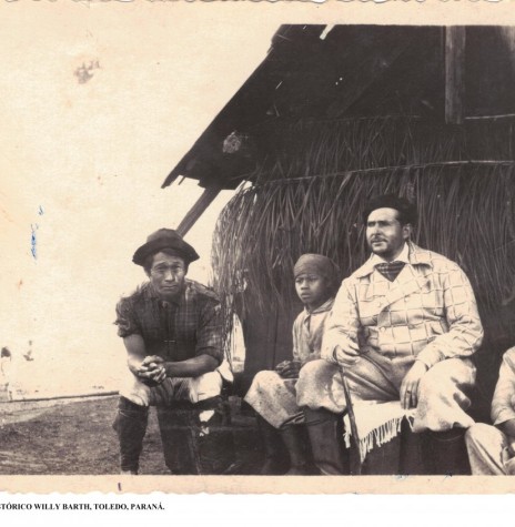|| Argentino Teodoro Mateo Soldati na companhia de um casal e filhos de origem indígena, no Imóvel Lopeí, de sua propriedade.
Imagem: Acervo Museu Histórico Willy Barth - Toledo (PR) - FOTO 2 -