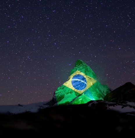 || Projeção luminosa da Bandeira Brasileira contra o Matterhorn, a monta mais alta da Suiça.
Imagem: Acervo Embaixada da Suiça - FOTO 23 - 