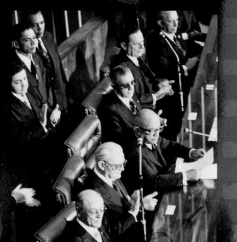 || Posse de Ernesto Geisel ( 3º - dos sentados à direita) na Presidência da República, em sessão especial do Congresso Nacional, em março de 1974.
Imagem: Acervo Agência doi Senado - FOTO 7 -