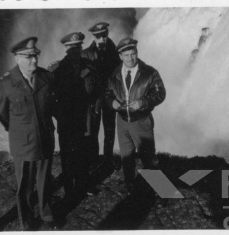 || General Ernesto Geisel (e) em visita às Sete Quedas, em final de Maio de 1962.
Imagem: Acervo Fundação Getúlio Vargas (Rio de Janeiro) - FOTO 5 -