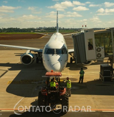 || Avião Embraer da Azul Linhas Aéreas, primeira aeronave a pousar no dia da inauguração novo terminal de passageiros do Aeroporto de Cascavel. 
Imagem: Acervo Contato Radar - FOTO 20 -