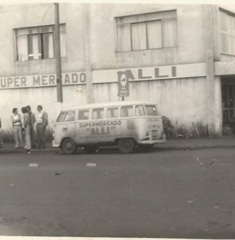 || Antigo Supermercado Alli - parte lateral da Rua Paraná. O acesso ao estabelecimento era pela Rua Tiradentes.
Imagem; Acervo Grupo Marechal Cândido Rondon - FOTO 10 - 