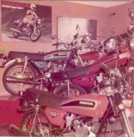 ||Primeiras motos Honda,  modelo CG 125, recebidas pela Kaefer Motos, em dezembro de 1976. 
Imagem: Acervo da Empresa - FOTO 10 -
