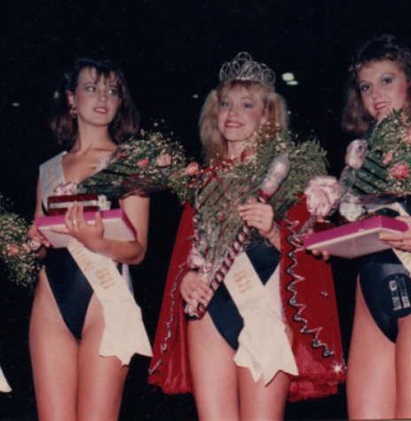 || Eleitas no concurso Miss Marechal Cândido Rondon 1988.
Da esquerda à direita: Liziane Thessing, Miss Simpatia;  III Miss, Rosemeri Brandt; Miss 1988, Marciane Regina Roloff; e Roseli Berwanger, II Miss.
Imagem: Acervo Marciane Regina Roloff Santa Maria - FOTO 6 -
