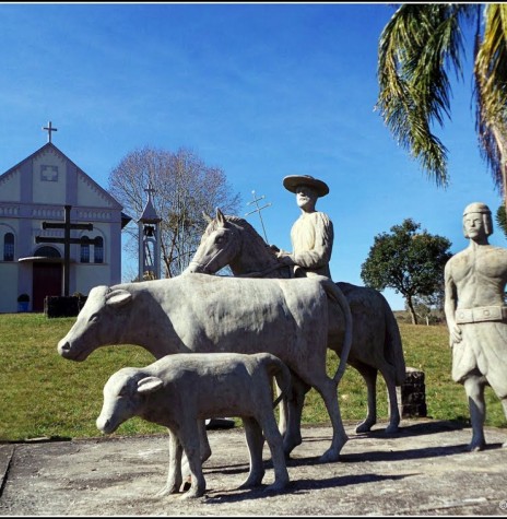 || Monumento em homenagem ao Padre Cristóvão de Mendonça,  em Santa Lúcia do Piaí, por introduzir o gado bovino no Rio Grande do Sul. 
Imagem: Acervo Imagens Missoneiras - FOTO 3 -