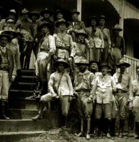 || Oficialidade dos revolucionários paulistas e gaúchos, em Foz do Iguaçu, em abril de 1925.
Imagem: Acervo Fundação Getúlio Vargas - FOTO 4 - 