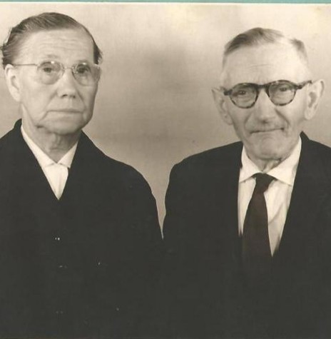 || Johann August (João Augusto) Klein, com a esposa Bertha Klein, ele falecido em começo de dezembro de 1970.
Imagem: Acervo Ivete Irani Borth, neta - FOTO 5 -