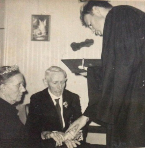 || Casal rondonense Bertha e João Augusto Klein recebendo a benção do pastor Joachim Christian Pawelke na celebração de Bodas de Ouro, em abril de 1969.
Imagem: Acervo Ivete Irani Borth - neta) - FOTO 13 - 