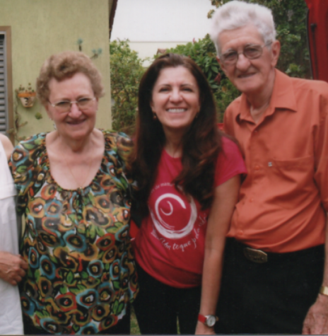 || Pioneiro rondonense Arnildo Roesler com a esposa Romilda e as filhas Denise (e) e Dorli, ele falecido em março de 2018.
Imagem: Acervo Denise Roesler - FOTO 7 -