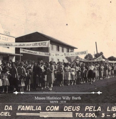|| Marcha da Família na cidade de Toledo, em maio de 1964.
Imagem: Acervo Museu Histórico Willy Barth - FOTO 14 -