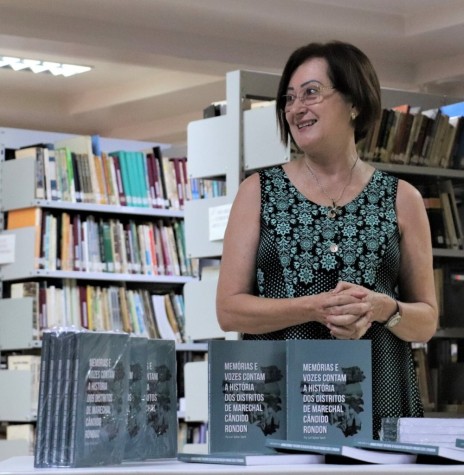 Historiadora rondonense Lori Spitzer Speck na solenidade de lançamento de seu livro na Blioteca Municipal Martinho Lutero, de Marechal Cândido Rondon, em dezembro de 2021.
Imagem: Acervo Imprensa - PM-MCR - FOTO 11 - 