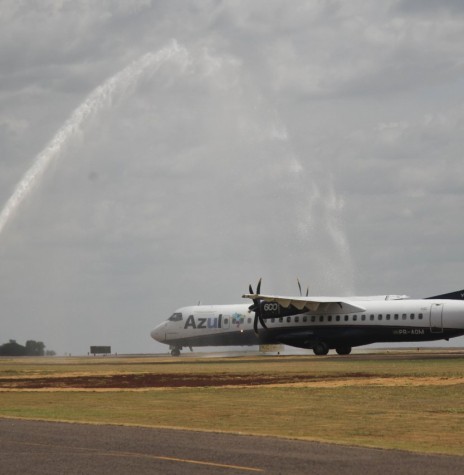 Avião da Azul Linhas Aéreas recebendo o batismo ao aterrisar no aeroporto de Toledo, no vôo inaugural  Campinas - Toledo, em 20 de dezembro de 2021.
Imagem: Acervo Comunicação PM-Toledo - FOTO 12 - 