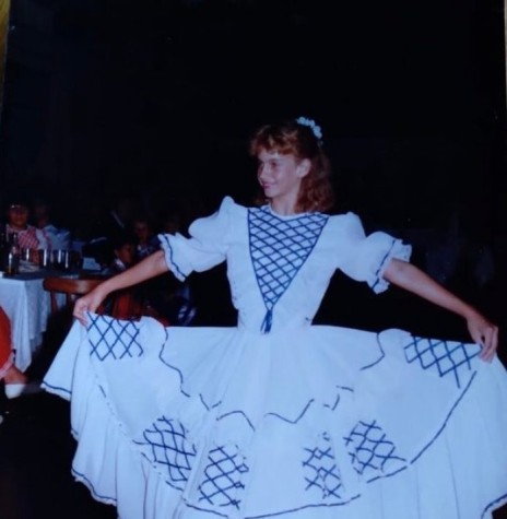 || Vanessa Juliana Kurz eleita prenda mirim do CTG Tertúlia do Paraná, de Marechal C^}andido Rondon, em abril de 1989.
Imagem: Acervo pessoal - FOTO 7 -