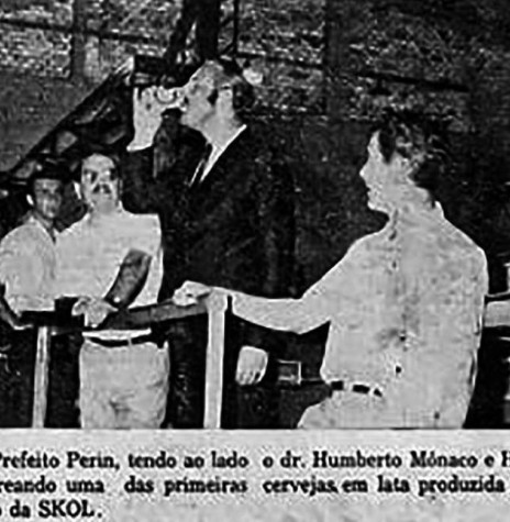 || Álvaro Perin, prefeito municipal de Rio Claro, sorvendo uma das primeiras cervejas em lata produzidas no Brasil, em abril de 1971.
Imagem: Acervo Folha de S. Paulo. Reprodução do jornal 
