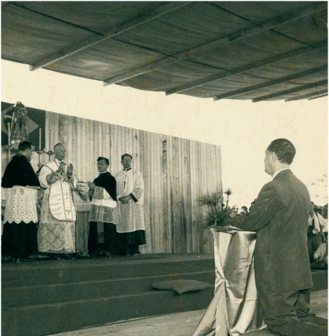|| Celebração da 1ª missa em Brasília com a participação do Presidente da República, Juscelino Kubitscheck (de joelhos), em maio de 1957.
Imagem: Acervo IBGE - FOTO 13 -