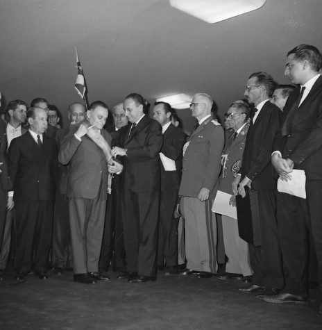 || General Humberto de Alencar Castelo Branco recebendo a faixa presidencial do deputado federal Rainieri Mazzilli, em abril de 1964.
Imagem: Arquivo Nacional - FOTO 10 -