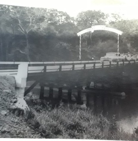 || Comitiva de Terra Roxa atravessando a ponte sobre o Rio Guaçu, indo ao encontro das autoridades e público durante a inauguração da obra, em fevereiro de 1967.
Imagem: Acervo Maria Dalita Witeck Schütz (Santa Terezinha de Itaipu (PR) - FOTO 1 - 