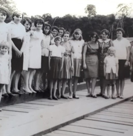 || Grupo de jovens de São José do Iguaçu no dia da inauguração da ponte sobre o Rio Guaçu, interligando os municípios de Marechal Cândido Rondon e Terra Roxa, em fevereiro de 1967. 
Na foto, as moças de vestidos todo branco são: Isali Schütz, Marli Schütz e Dorly (menina à frente de Isali). 
As três são filhas do casal Maria Dalita (nascida Witeck) e Roberto Pedro Schütz - FOTO 2 -