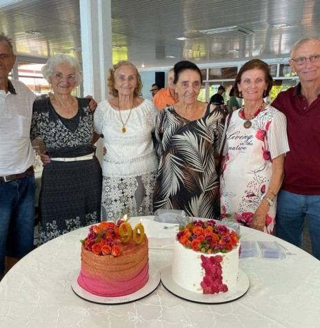 || Pioneira rondonense Irica Kaefer (4ª da esquerda à direita) comemorando o aniversário de 90 anos, com seus irmãos e irmãs: Plinio (camisa branca), Eliza, Vilma (93 anos),
Irica, Renati e Fritz (77 anos, o mais novo). 
Imagem: Acervo Nuki Kaefer - FOTO 267- 