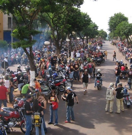 || Encontro de motos na cidade de Marechal Cândido Rondon, em abril de 1999.
Imagem: Acervo Renato Kaefer - FOTO 6 -