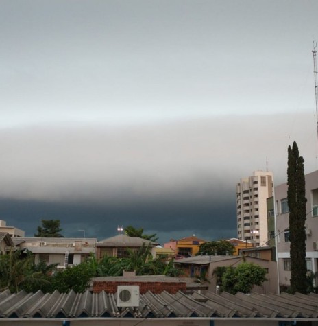 || Nebulosidade de chuva se aproximando da cidade de Marechal Cândido Rondon, na manhã de 11 de abril de 2022.
Fotografia tirada pelo rondonense Gilson Scherer, a partir da janela de sua sala de trabalho na sede administrativa do Serviço Autônomo de Água e Esgoto (SAAE). - FOTO 13 - 