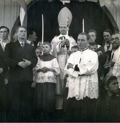 || Padre Armando Cirio (c), ao lado do coroinha, na companhia de um confrade, bispo de Jacarezinho e paroquianos da cidade de Apucarana, norte do Paraná. 
Armando Cirio foi nomeado primeiro bispo de Toledo (PR), em maio de 1960.
Imagem: Acervo portal 
