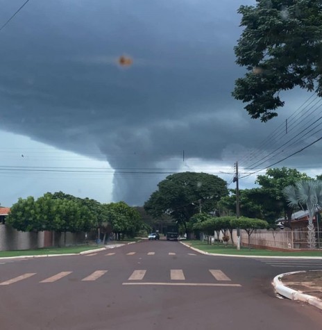 || Formação de nuvens chuvas na cidade de Marechal Cândido Rondon (PR), seguinda de intensa precipitação, em 02 de maio de 2022.
Imagem: Acervo e crédito da rondonense Sale Krombauer - FOTO 9 - 