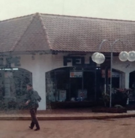 || Extinta filial das Casa Felipe em Marechal Cândido Rondon onde foi a partida do 1º passeio ciclístico de Marechal Cândido Rondon, em maio de 1977.
Imagem: Acervo  Rejane Dahmer (Porto Belo -SC). FOTO 6 -