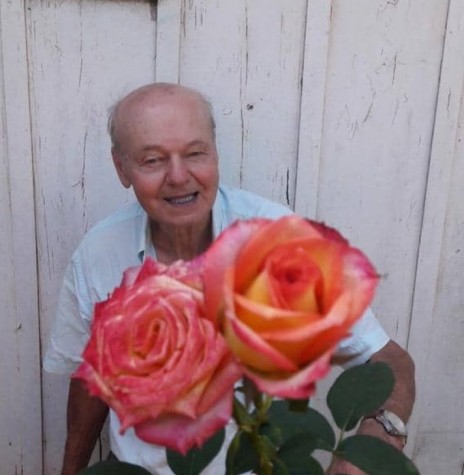 || Pioneiro rondonense Guido Rockenbach com rosas de mudas de sua produção. Ele falecido em final de maio de 2022.
Imagem: Acervo Clara Maria  Rockenbach - FOTO 21 -