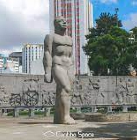 || Estátua do Homem Paranaense, de Humberto Cozzo e Erbo Stenzel, inaugurada por ocasião do 1º Centenário de Emancipação do Estado do Paraná, na Praça 19 de Dezembro, em dezembro de 1953.
Imagem: Acervo CuritibaSpace - FOTO 17 -