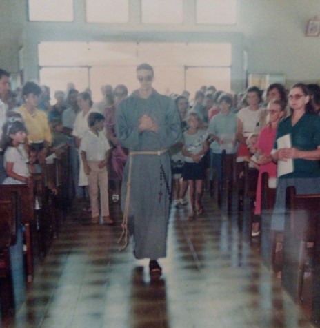 Frei Joelcio Vasselai adentrando a Igreja Sagrado Coração de Jesus para a celebração de sua 1ª missa, em dezembro de 1987.
Imagem: Acervo Marlizete Odorizzi - FOTO 