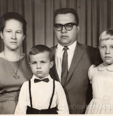 || Rondonense Eno Thessing com a esposa Brunhilde (nascida Priesnitz) e filhos Elizabeth e Carlos.
O empresário é falecido em maio de 
Imagem: Acervo Pessoal - FOTO 13 - 