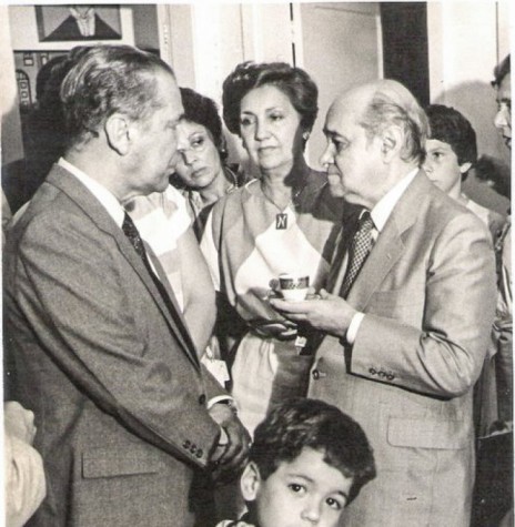 || Ney Braga e Tancredo Neves recebendo o convite de Tancredo Neves para a função de diretor-geral brasileiro da Itaipu Binacional,  entre fevereiro e março de 1985.
Imagem: Acervo Wikipedia - FOTO 6 - 